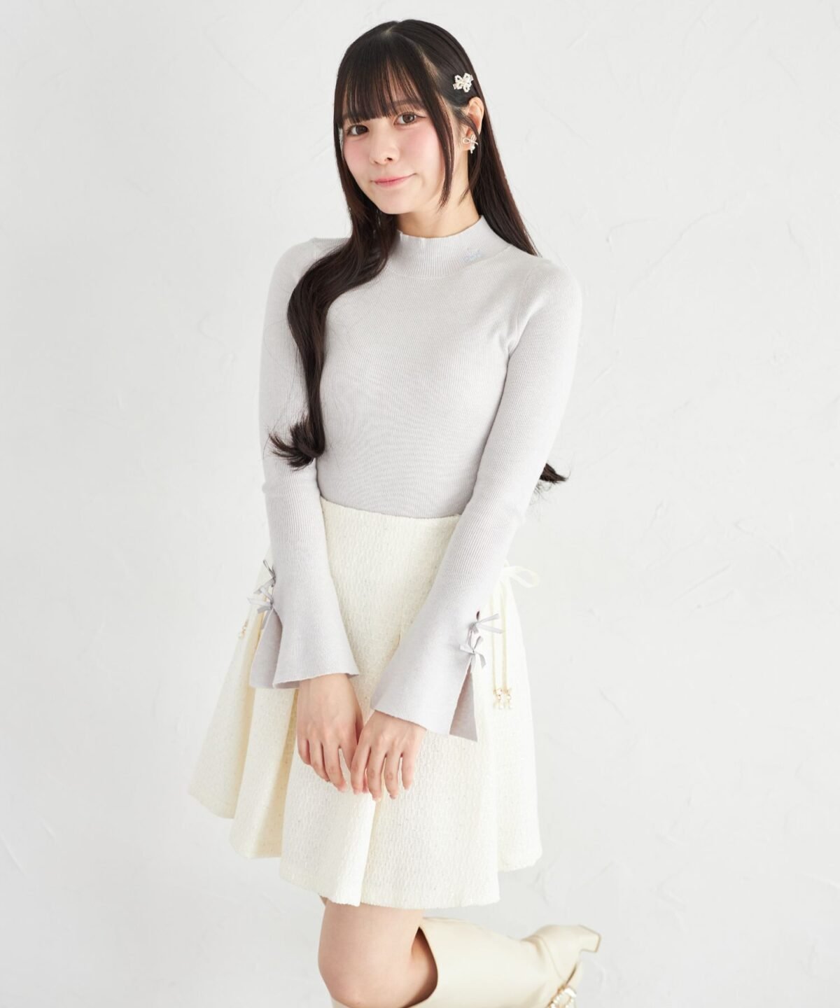 日本新入荷 Suyunn 緞帶刺繡喇叭袖高領薄針織上衣 現貨