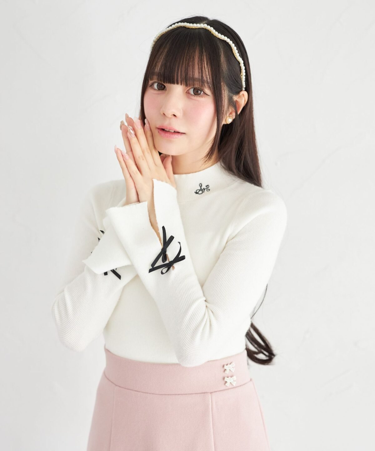 日本新入荷 Suyunn 緞帶刺繡喇叭袖高領薄針織上衣 現貨