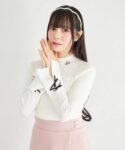 日本新入荷 Suyunn 緞帶刺繡喇叭袖高領薄針織上衣 現貨