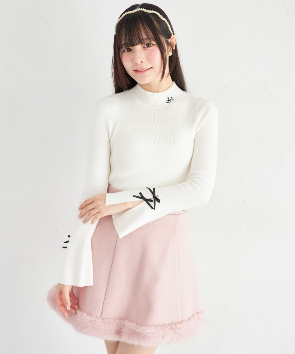 日本新入荷 Suyunn 緞帶刺繡喇叭袖高領薄針織上衣 現貨