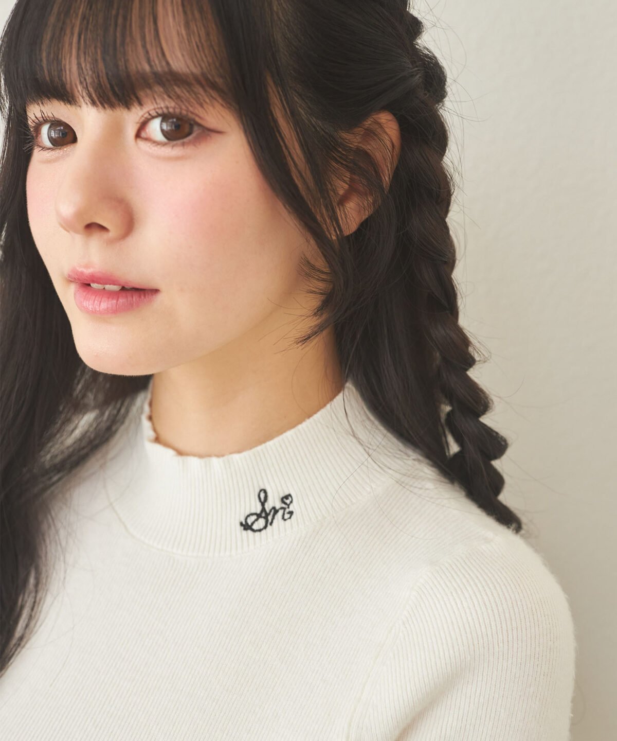 日本新入荷 Suyunn 緞帶刺繡喇叭袖高領薄針織上衣 現貨