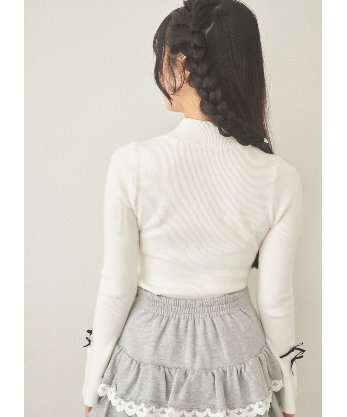 日本新入荷 Suyunn 緞帶刺繡喇叭袖高領薄針織上衣 現貨