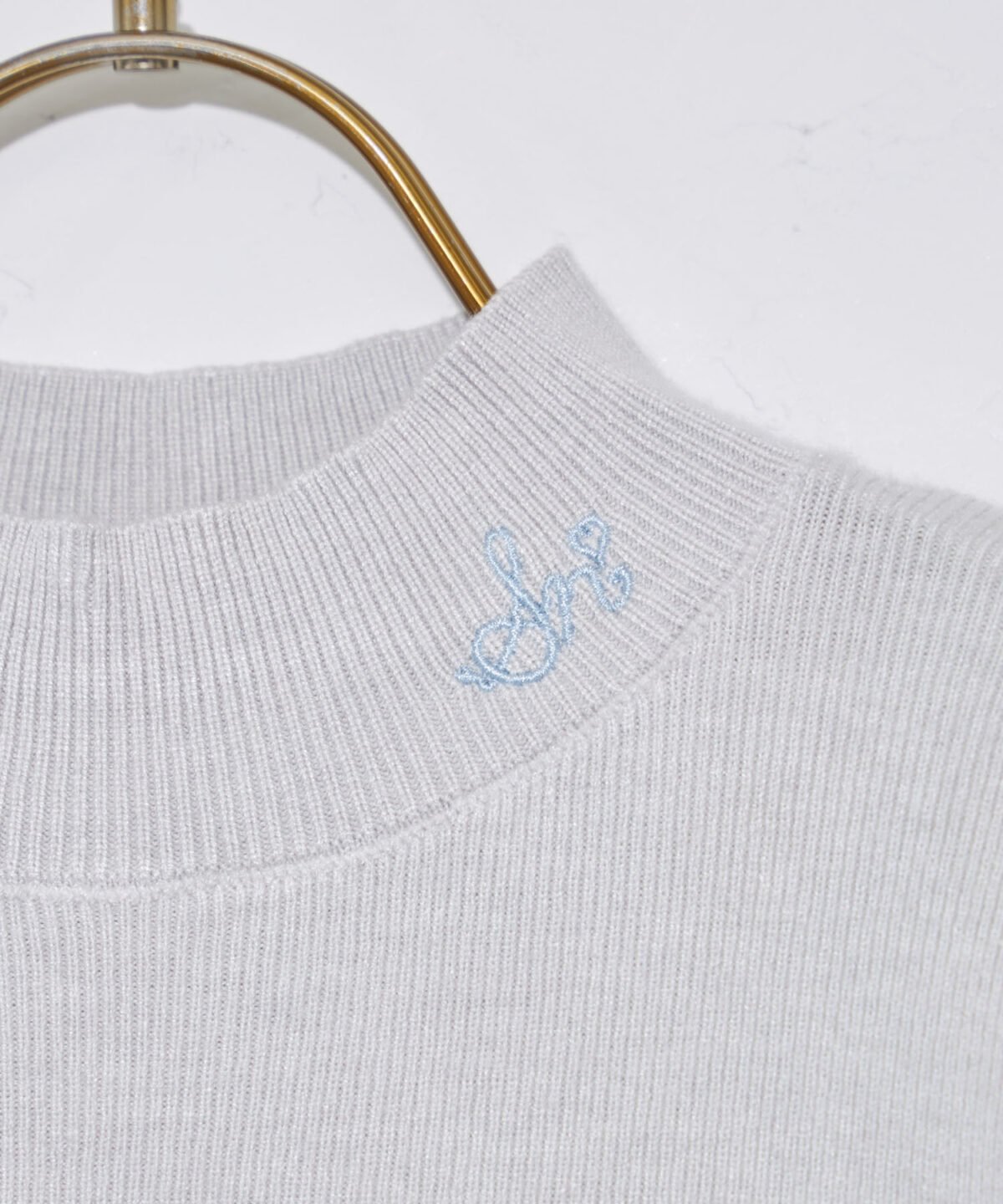 日本新入荷 Suyunn 緞帶刺繡喇叭袖高領薄針織上衣 現貨
