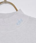 日本新入荷 Suyunn 緞帶刺繡喇叭袖高領薄針織上衣 現貨