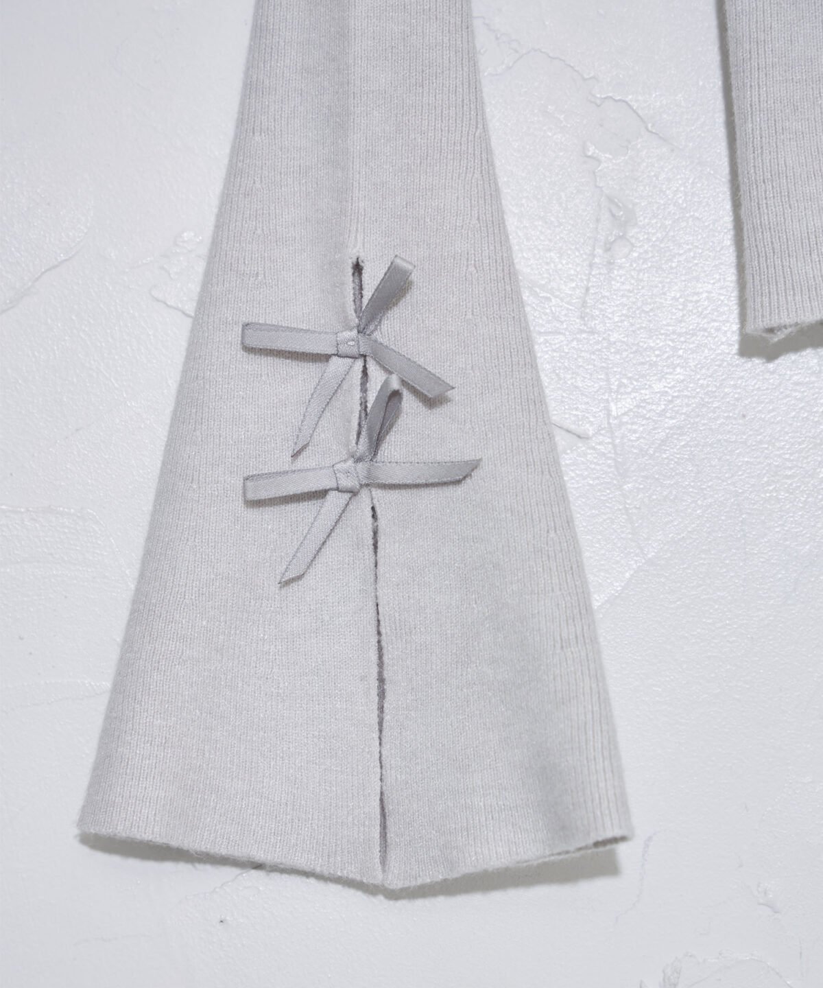 日本新入荷 Suyunn 緞帶刺繡喇叭袖高領薄針織上衣 現貨