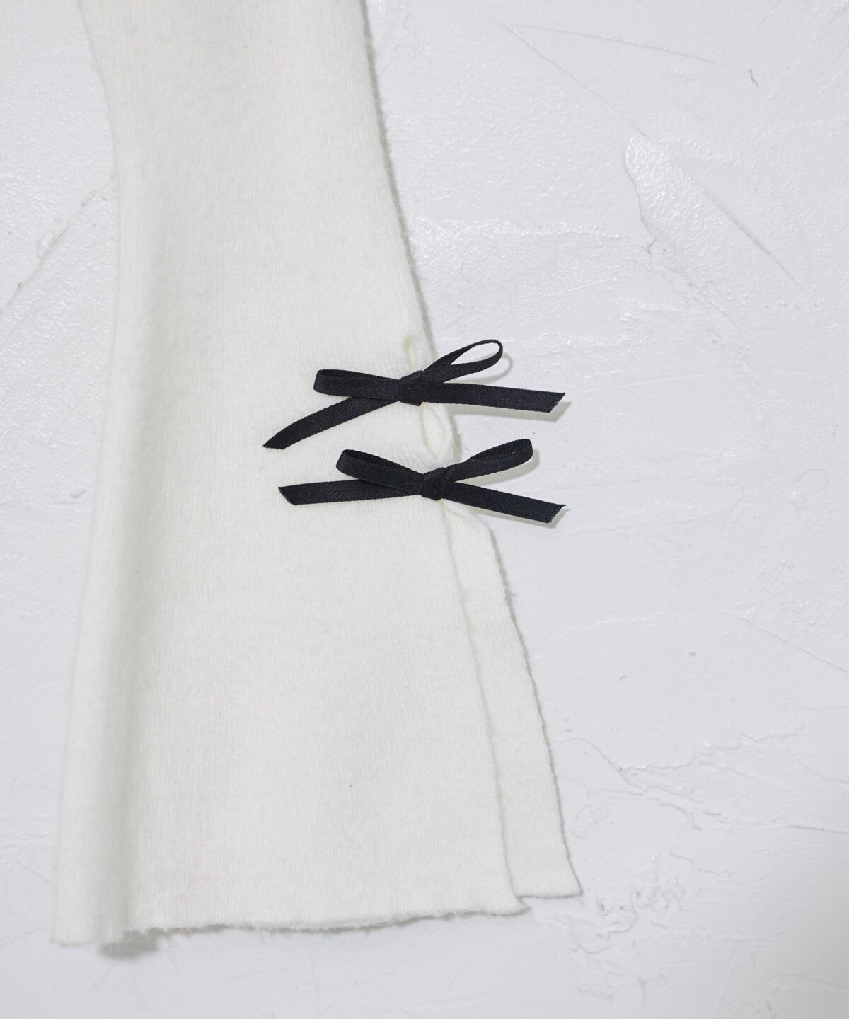 日本新入荷 Suyunn 緞帶刺繡喇叭袖高領薄針織上衣 現貨