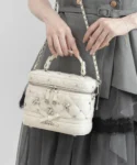 2026 秋冬新款～New Randa 閃石斜孭手袋 超靚2 ways 款 商品番号 FB38133 U 【BAG DAY SPECIAL】2WAY ビジューキルティングバニティバッグ 現貨