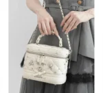 2026 秋冬新款～New Randa 閃石斜孭手袋 超靚2 ways 款 商品番号 FB38133 U 【BAG DAY SPECIAL】2WAY ビジューキルティングバニティバッグ 現貨